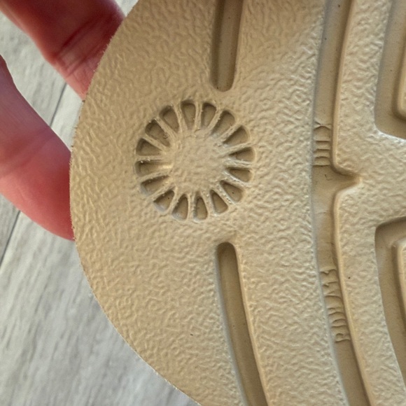 UGG Women's Tan Ankle Boots NWOT - Picture 5 of 12